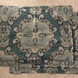 Pottery Barn set of 2 Ainsley medallion standard shams